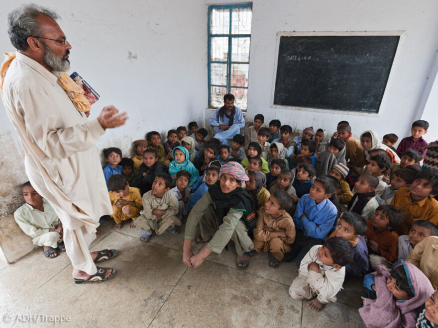 021-800-bildung-21 Nach dem Hochwasser in Pakistan: Jungenklasse in einer Dorfschule