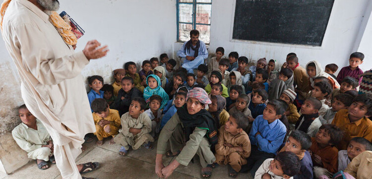 Nach dem Hochwasser in Pakistan: Jungenklasse in einer Dorfschule