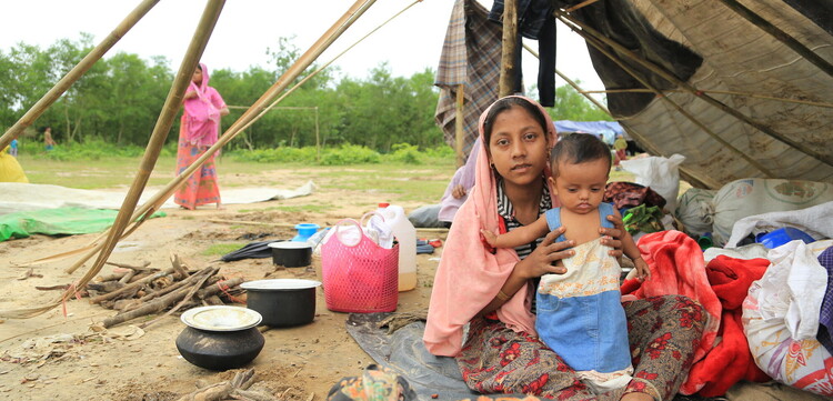 Wie diese Mutter mit ihrem Kind kamen die geflüchteten Rohingya in notdürftigen Unterkünften in Bangladesch unter. Wie diese Mutter mit ihrem Kind kamen die geflüchteten Rohingya in notdürftigen Unterkünften in Bangladesch unter.