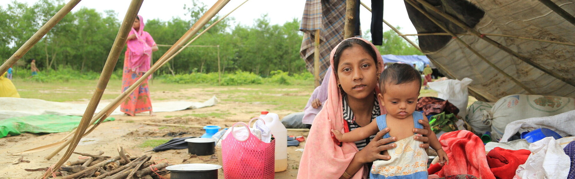 Wie diese Mutter mit ihrem Kind kamen die geflüchteten Rohingya in notdürftigen Unterkünften in Bangladesch unter.