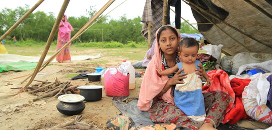 Wie diese Mutter mit ihrem Kind kamen die geflüchteten Rohingya in notdürftigen Unterkünften in Bangladesch unter.
