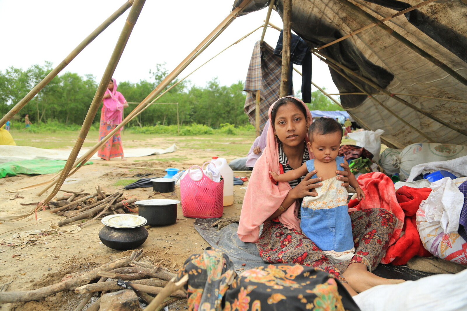 Wie diese Mutter mit ihrem Kind kamen die geflüchteten Rohingya in notdürftigen Unterkünften in Bangladesch unter.