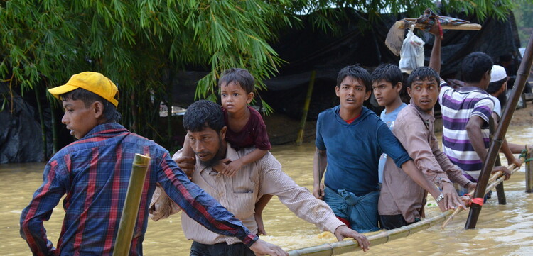 Archivbild von 2017: Rohingya bringen ihr Hab & Gut vor den Wassermassen in Sicherheit Archivbild von 2017: Rohingya bringen ihr Hab & Gut vor den Wassermassen in Sicherheit