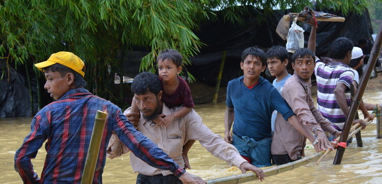 Archivbild von 2017: Rohingya bringen ihr Hab & Gut vor den Wassermassen in Sicherheit