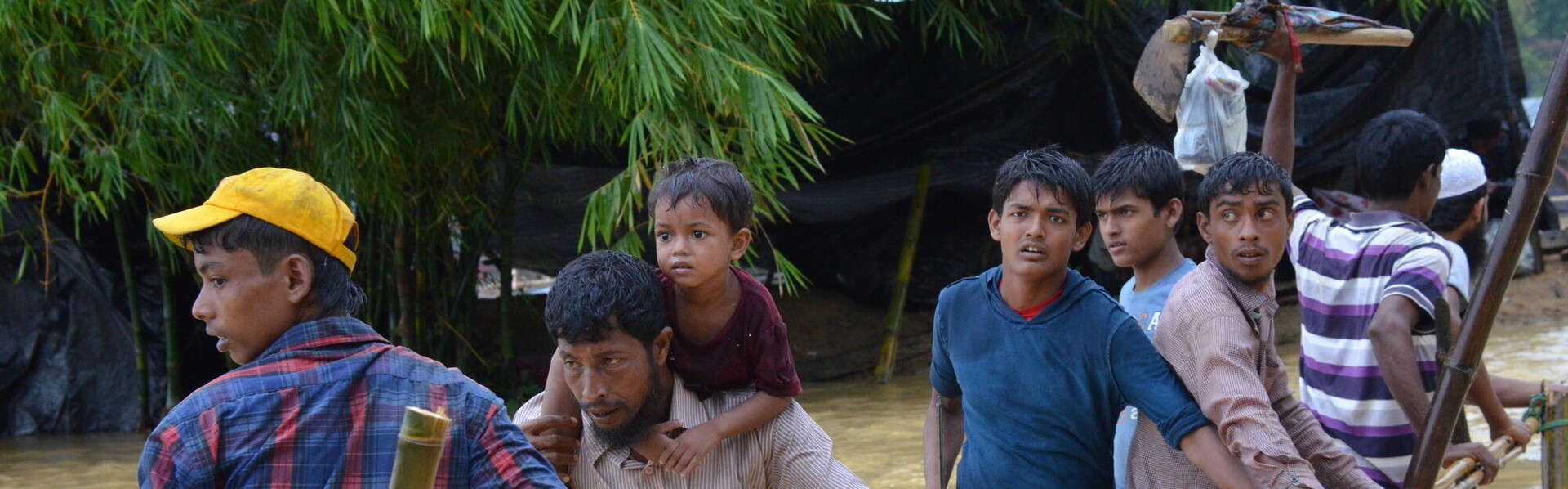Archivbild von 2017: Rohingya bringen ihr Hab & Gut vor den Wassermassen in Sicherheit