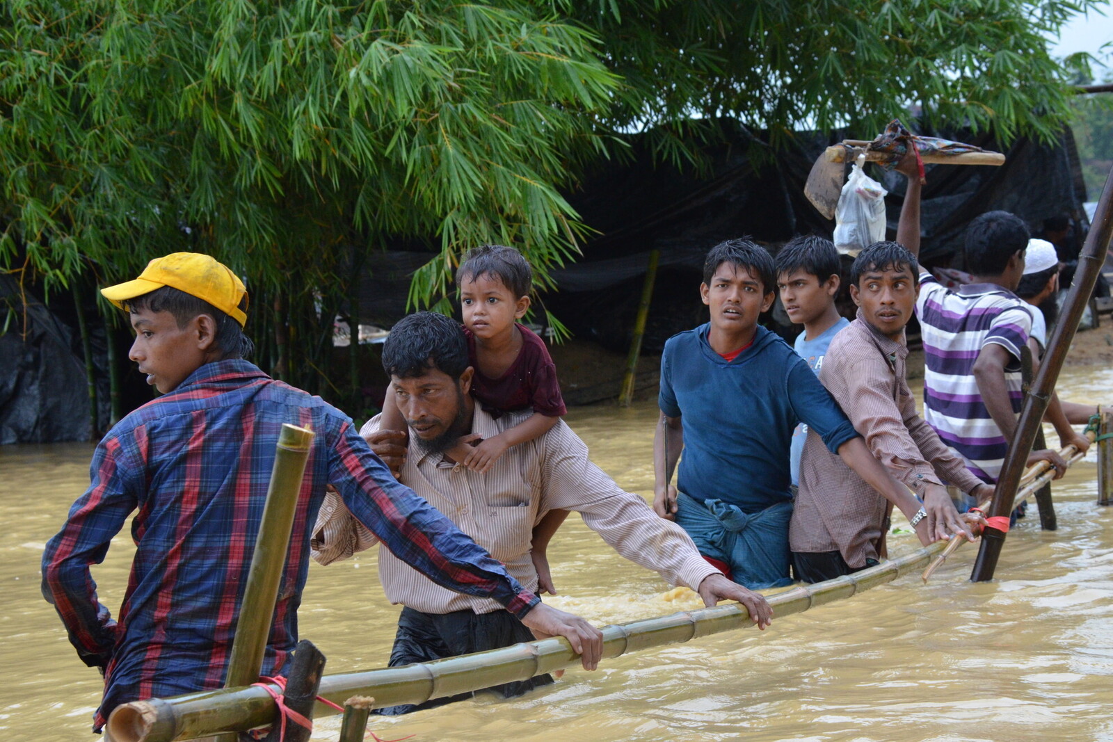 Archivbild von 2017: Rohingya bringen ihr Hab & Gut vor den Wassermassen in Sicherheit