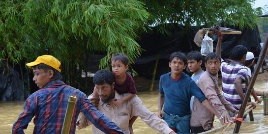 Archivbild von 2017: Rohingya bringen ihr Hab & Gut vor den Wassermassen in Sicherheit