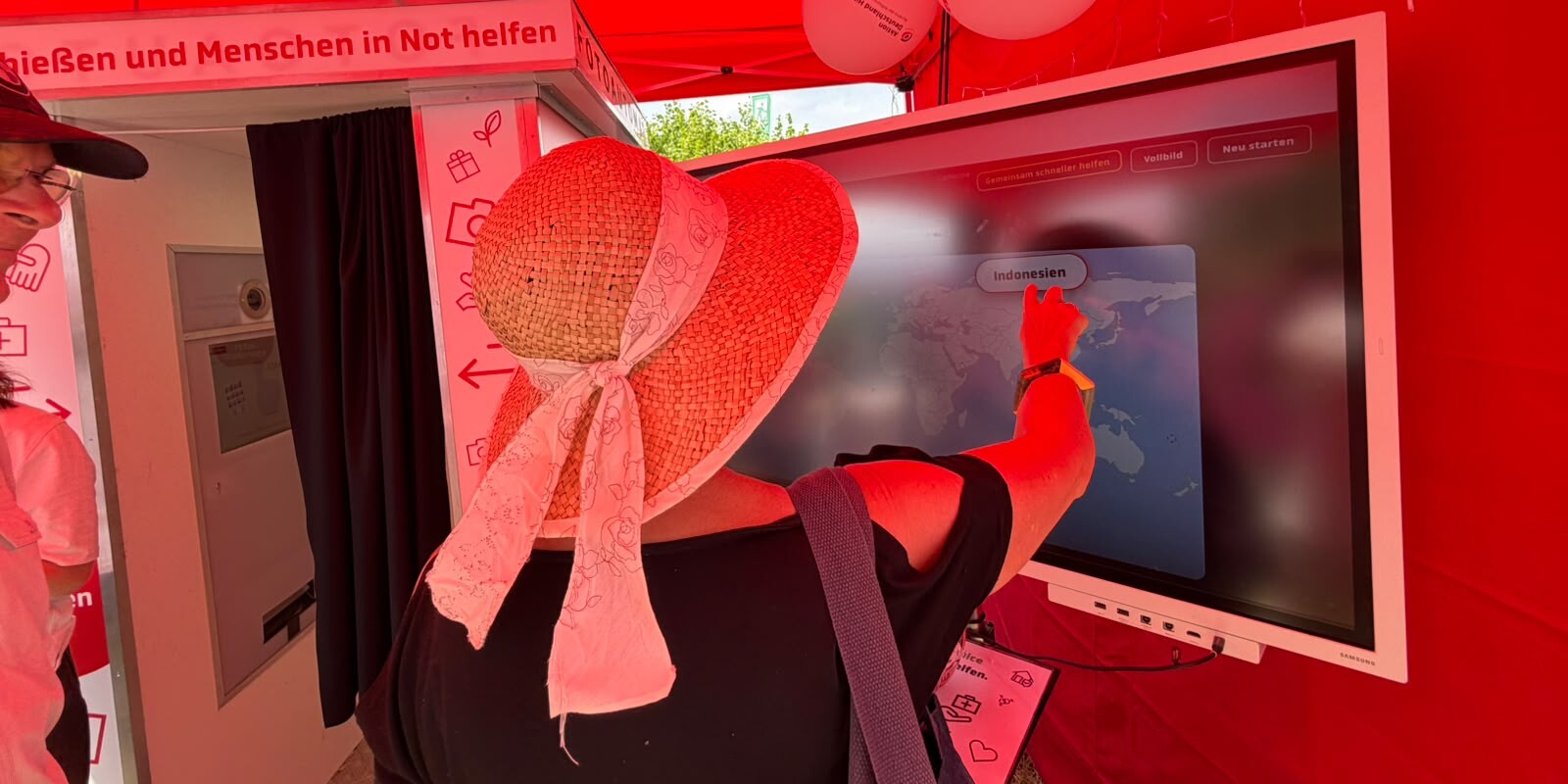 Eine Frau ordnet in einem Länderquiz verschiedene unserer Einsatzländer auf einer Landkarte den entsprechenden Regionen zu