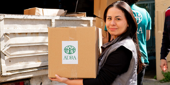 Eine Helferin von ADRA bei der Verteilung von Hilfsgütern im Libanon