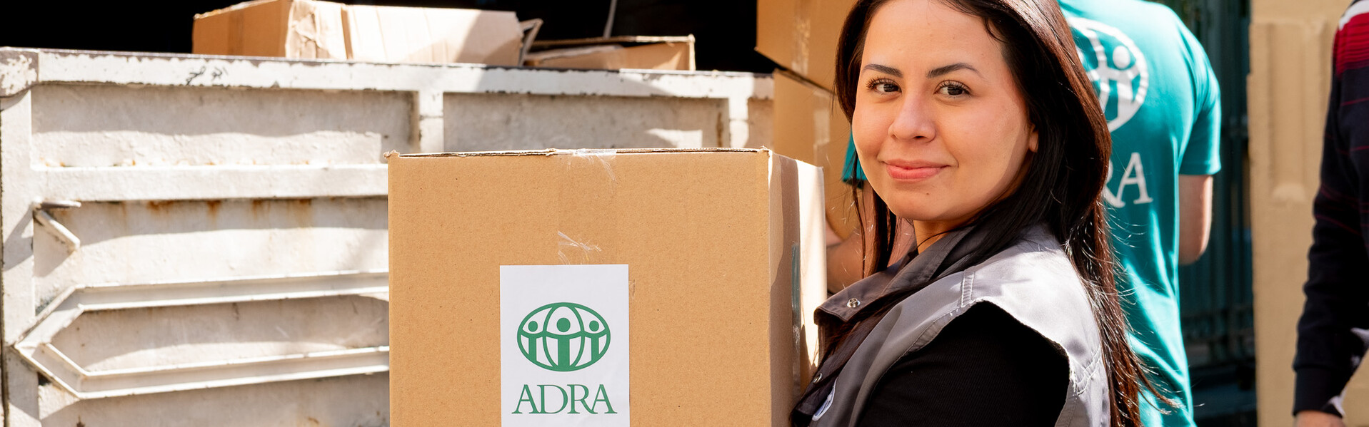 Eine Helferin von ADRA bei der Verteilung von Hilfsgütern im Libanon