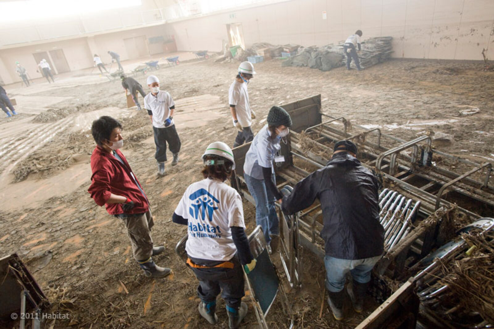 In Zusammenarbeit mit lokalen Initiativen räumt Habitat for Humanity Schutt weg, entfernt nasse Fußböden, Dämmungen und Isolierungen und übernimmt Reparaturen und Reinigungen in Häusern. Das Ziel der Organisation: Betroffenen, die noch in den Evakuierungs