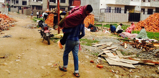 action medeor packt für Erdbebenopfer in Nepal