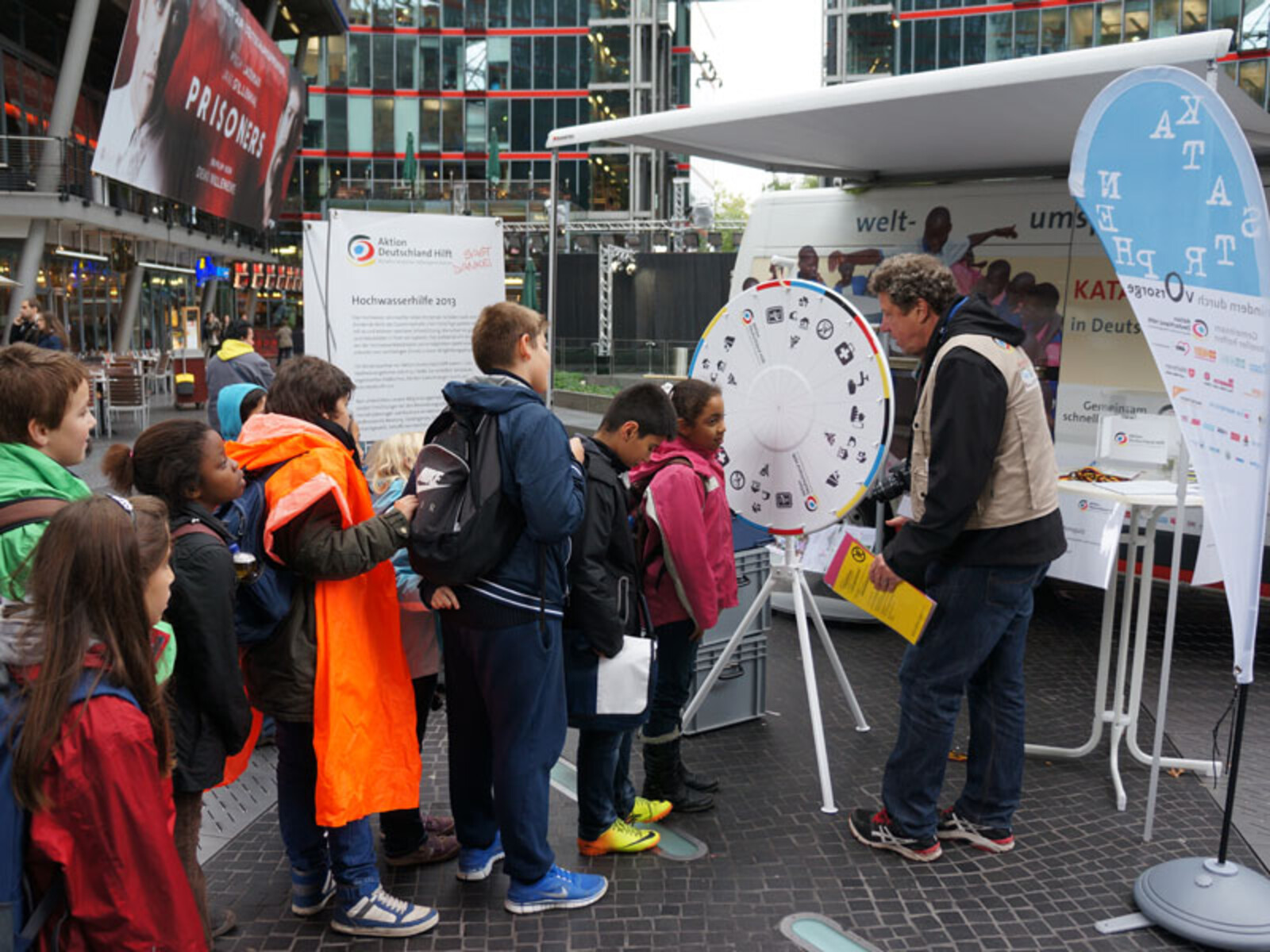 Am Glücksrad bildete sich wie bereits an den vorherigen Tagen eine lange Schlange