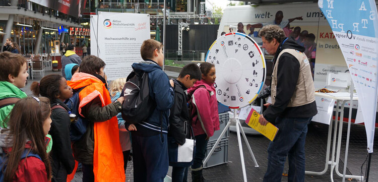 Am Glücksrad bildete sich wie bereits an den vorherigen Tagen eine lange Schlange Am Glücksrad bildete sich wie bereits an den vorherigen Tagen eine lange Schlange