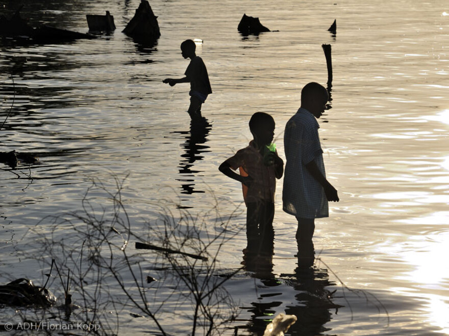 Kinder abends am Ufer in Haiti