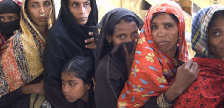 Zyklon Bangladesch: Frauen warten vor der Klinik