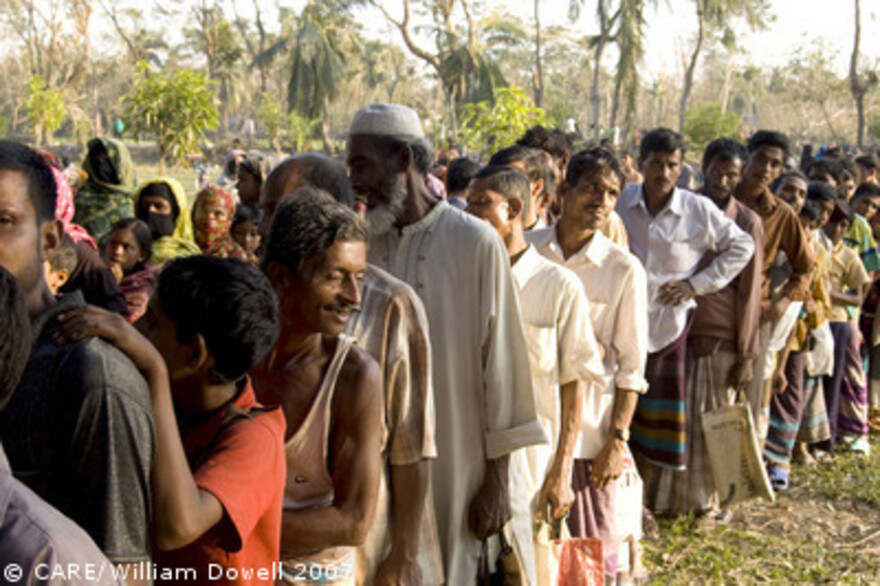 Zyklon Bangladesch: Ausgabe von Hilfsmitteln