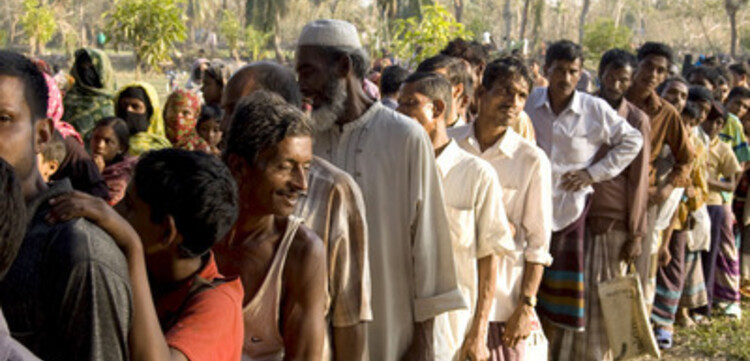 Zyklon Bangladesch: Ausgabe von Hilfsmitteln