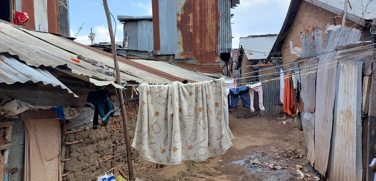 Ein Slum in Nairobi in Kenia