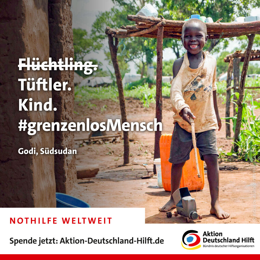 Ein Junge in einem Flüchtlingscamp in Uganda mit seinem selbst gebastelten Spielzeug Ein Junge in einem Flüchtlingscamp in Uganda mit seinem selbst gebastelten Spielzeug