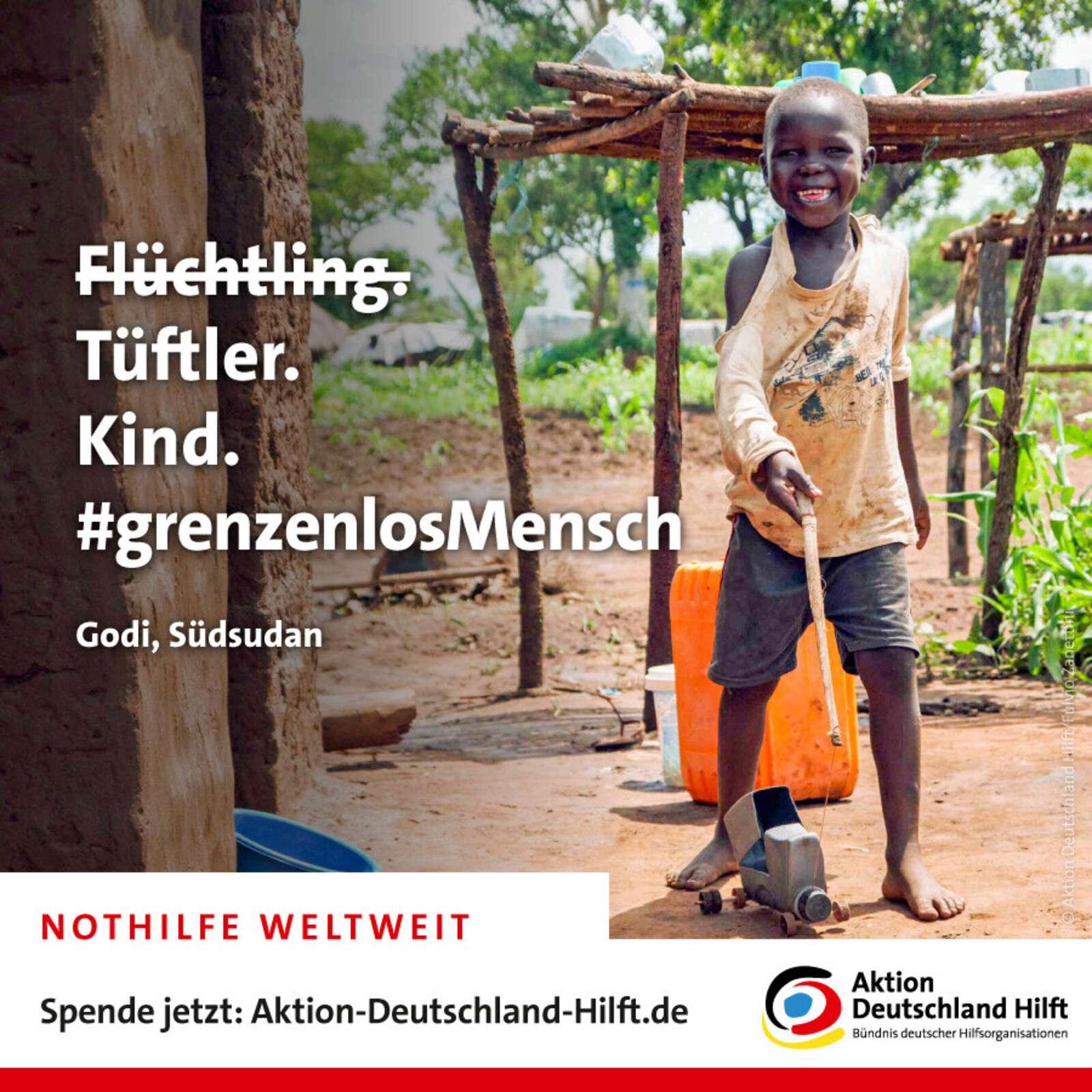 Ein Junge in einem Flüchtlingscamp in Uganda mit seinem selbst gebastelten Spielzeug