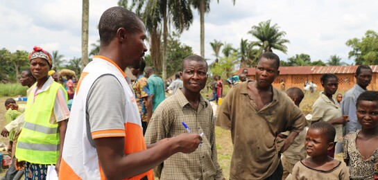 Mitarbeiter von World Vision mit Menschen im Kongo