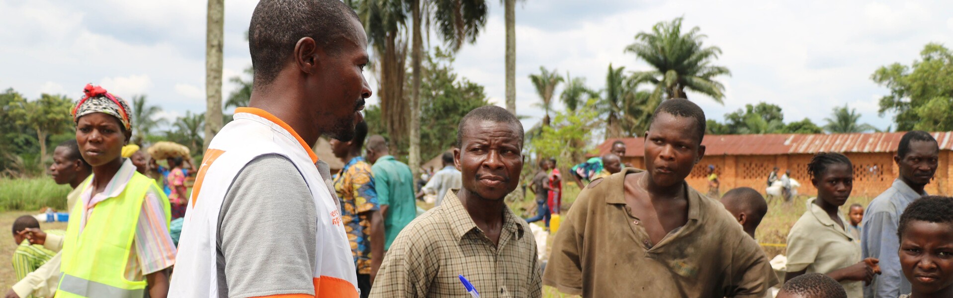 Mitarbeiter von World Vision mit Menschen im Kongo