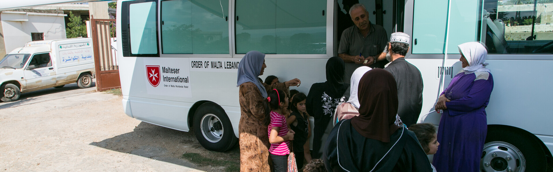 Über Mobile Stationen versorgen die Malteser International Flüchtlinge im Libanon mit Hilfsgütern