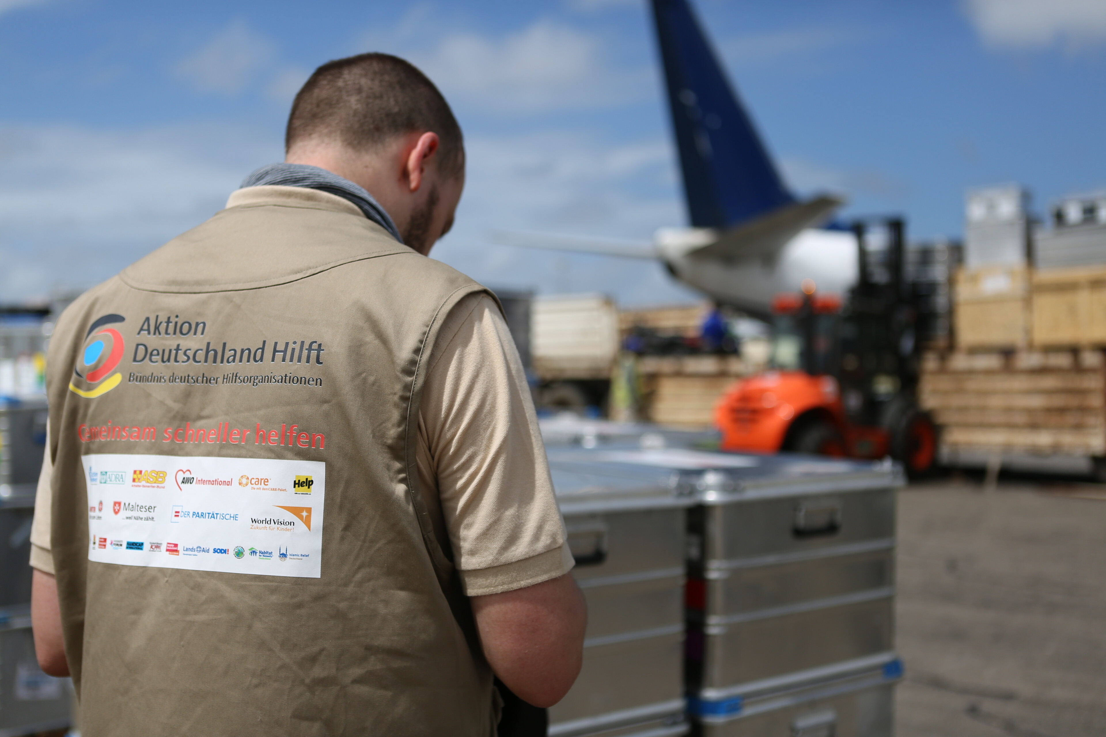 Ein Helfer von Aktion Deutschland Hilft beim Hilfseinsatz in Mosambik nach Zyklon Idai 2019 Ein Helfer von Aktion Deutschland Hilft beim Hilfseinsatz in Mosambik nach Zyklon Idai 2019