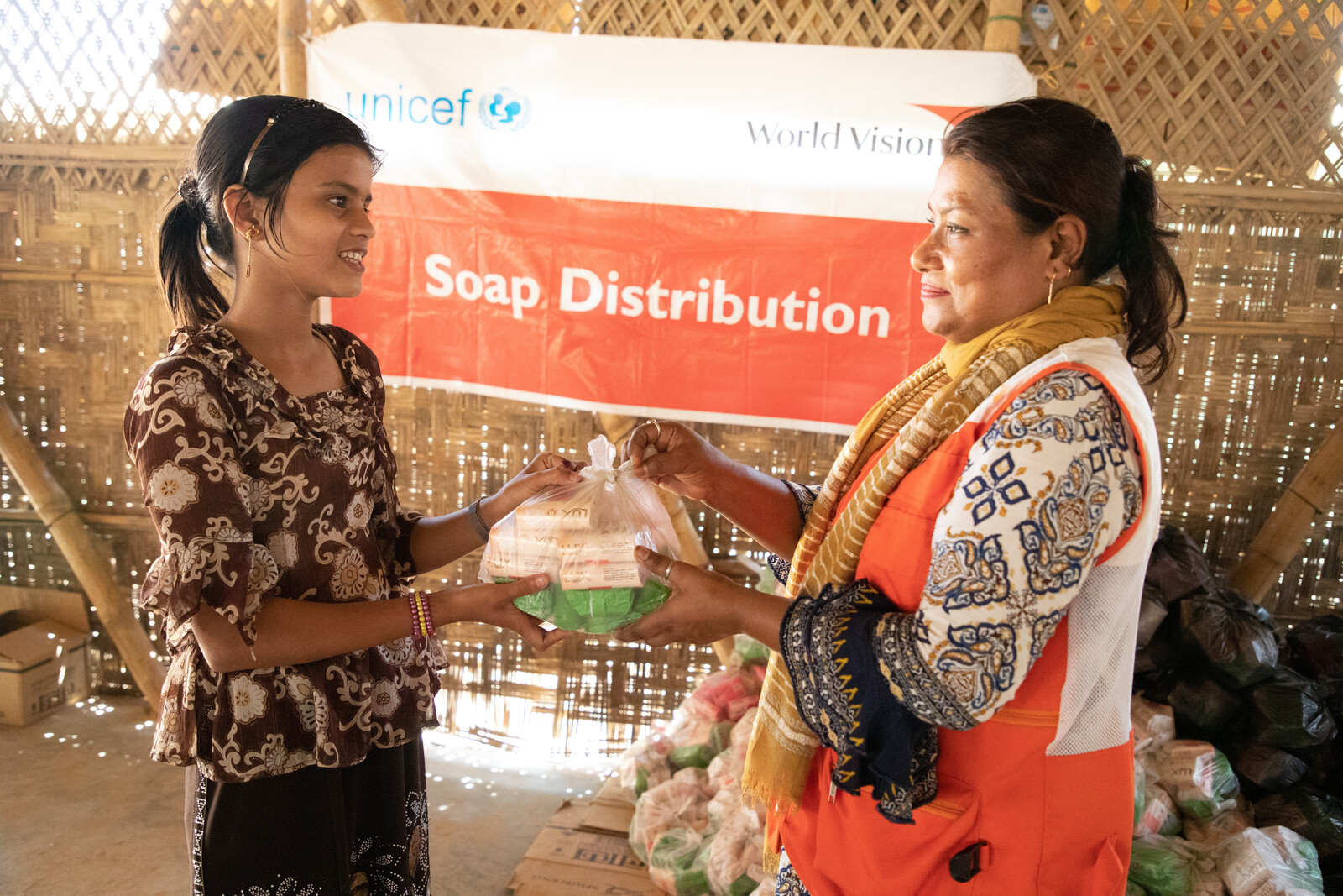 Eine Helferin verteilt Seife und Hygieneartikel