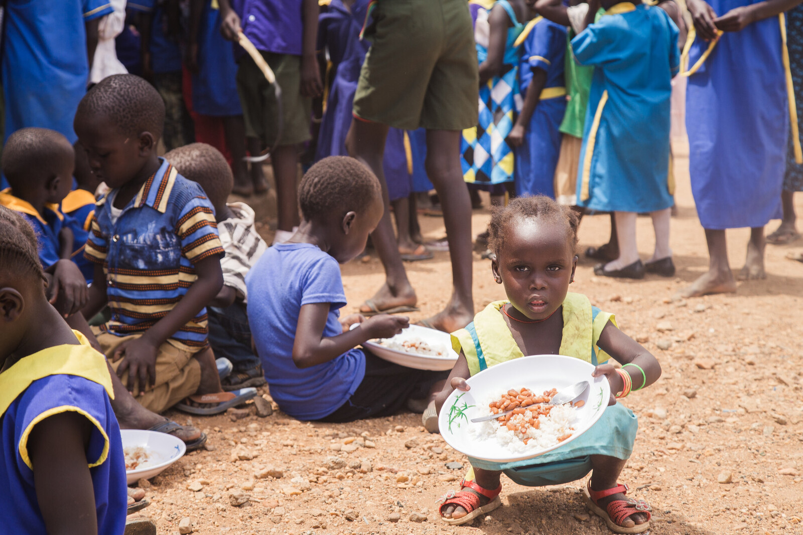 In einer Schule im Südsudan erhalten Kinder etwas zu essen.