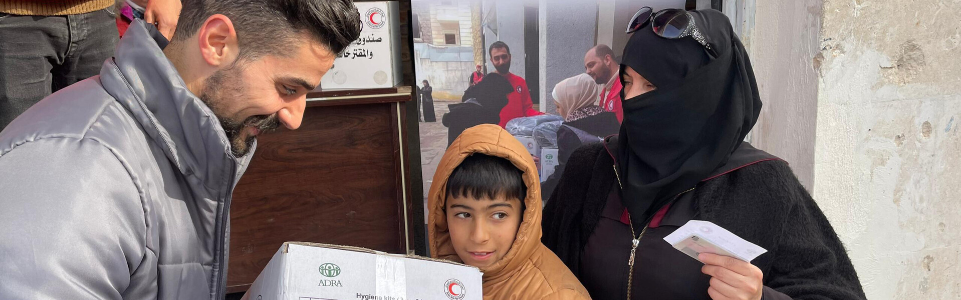 Die internationale Hilfsorganisation ADRA verteilt besonders an betroffene Familien im Erdbebengebiet Syrien Hilfspakete