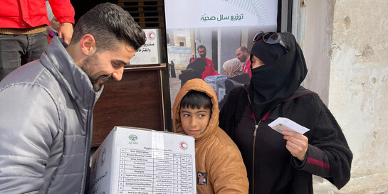 Die internationale Hilfsorganisation ADRA verteilt besonders an betroffene Familien im Erdbebengebiet Syrien Hilfspakete