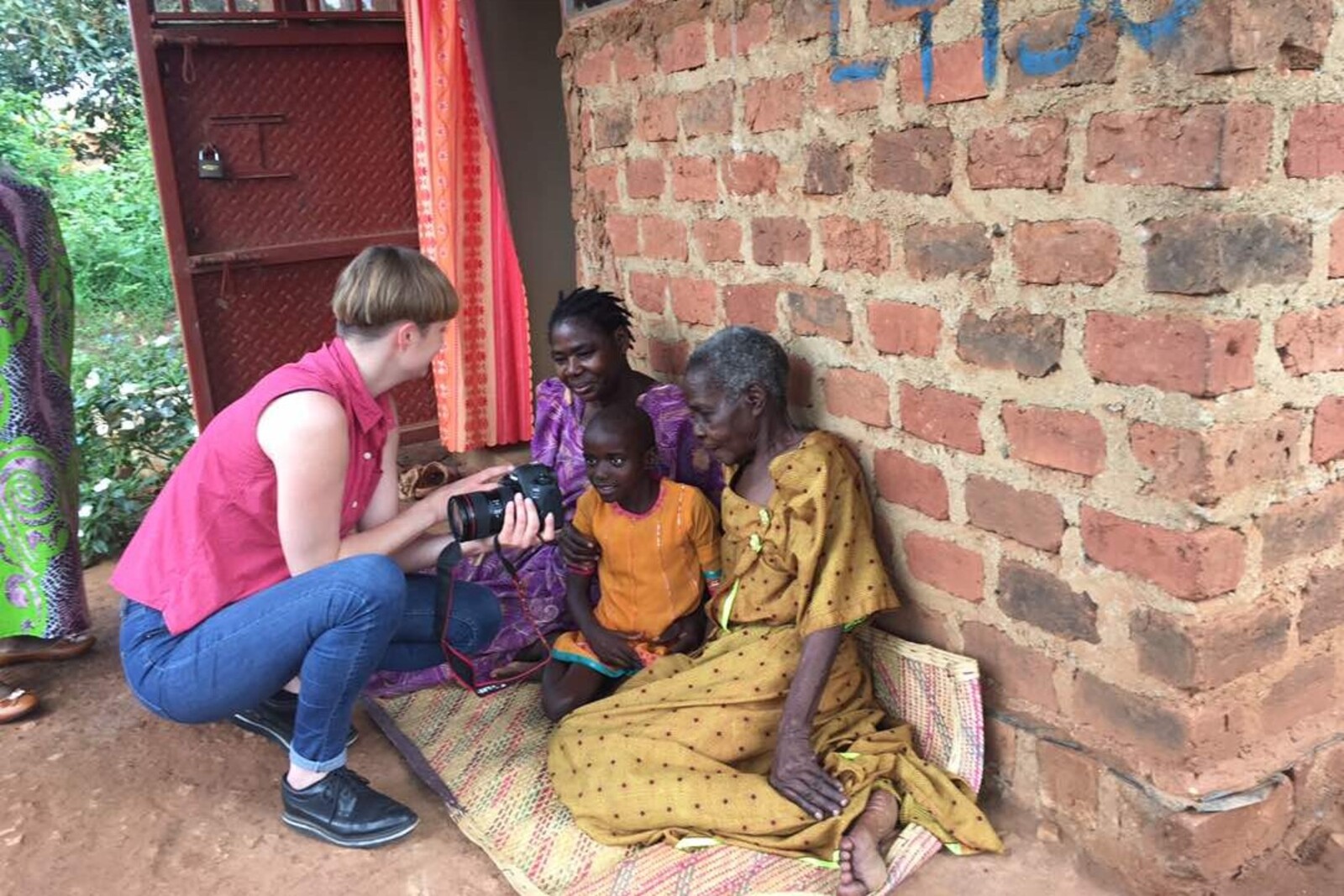 Johanna Sagmeister im Gespräch mit Menschen mit Behinderung, die in Uganda häufig unter Stigmatisierung leiden.
