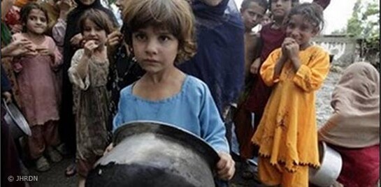 Flut Pakistan: Kind in Charsada