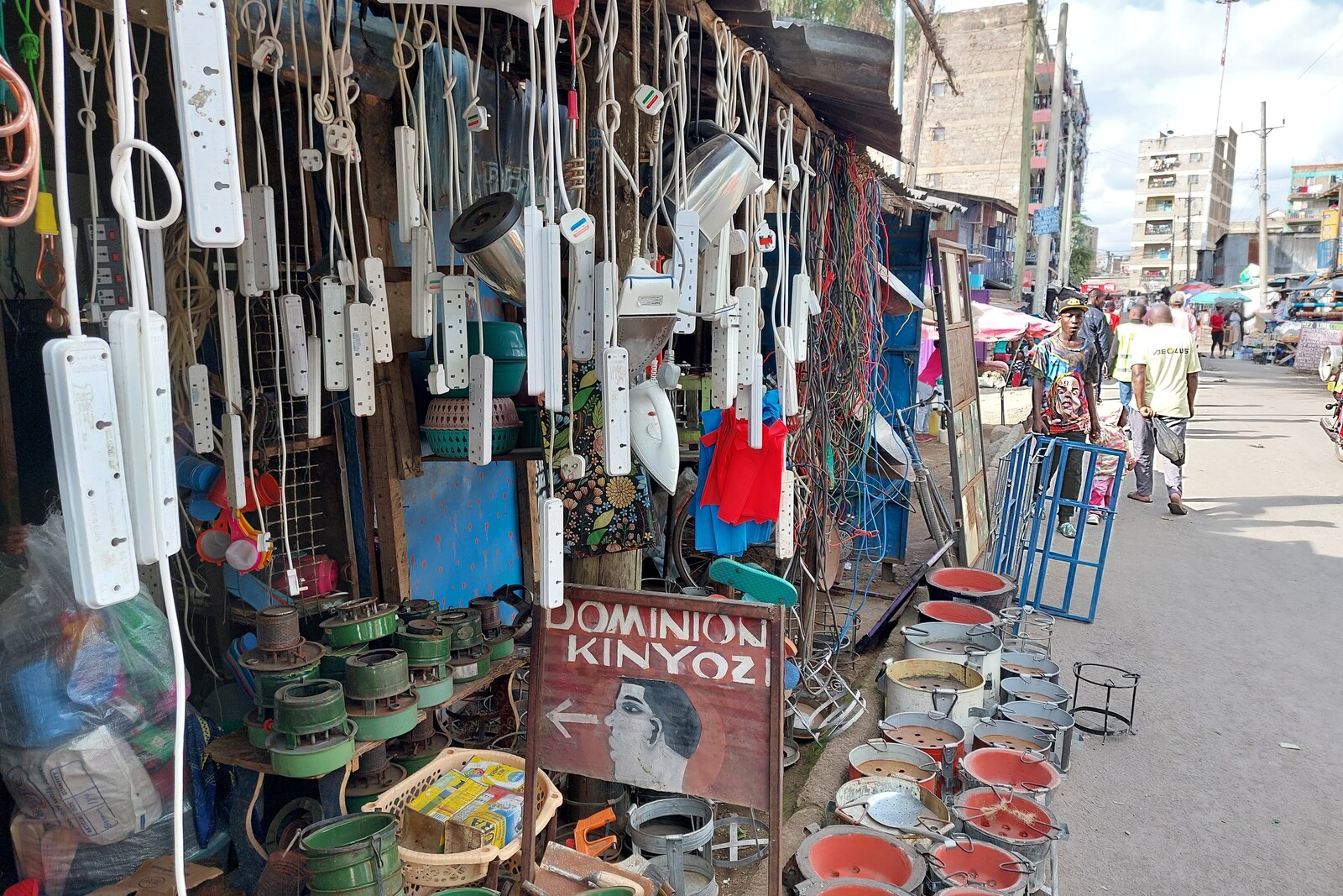 Haushaltswaren stehen in einem Slum in Nairobi, Kenia zum Verkauf