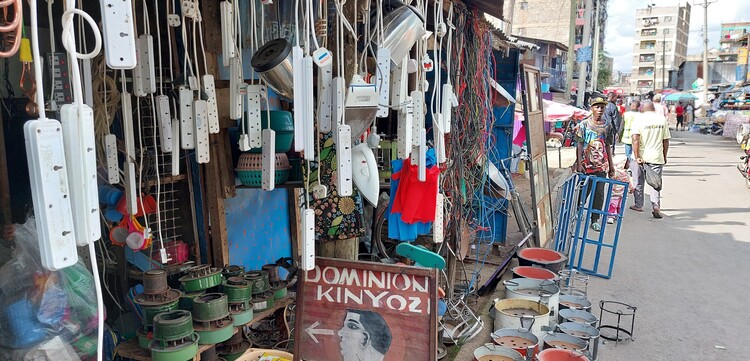 Haushaltswaren stehen in einem Slum in Nairobi, Kenia zum Verkauf