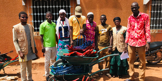 Hilfe mit landwirtschaftlichen Geräten für Menschen in Burkina Faso