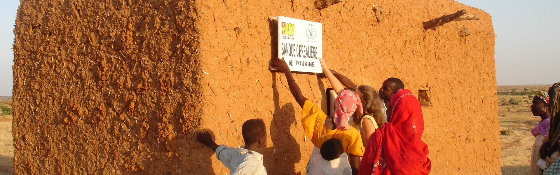 Getreidebanken im Niger helfen Menschen in Dürreperioden Essen für die Familie zu erhalten.