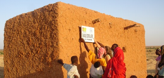Getreidebanken im Niger helfen Menschen in Dürreperioden Essen für die Familie zu erhalten.