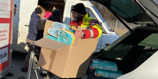 Helfer der Organisation Bundesverband Rettungshunde verladen Hilfsgüter für die Ukraine