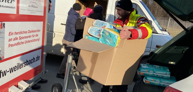 Helfer der Organisation Bundesverband Rettungshunde verladen Hilfsgüter für die Ukraine Helfer der Organisation Bundesverband Rettungshunde verladen Hilfsgüter für die Ukraine