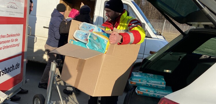 Helfer mit Windeln für Babys und Kleinkinder aus der Ukraine