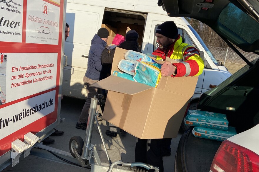 Helfer der Organisation Bundesverband Rettungshunde verladen Hilfsgüter für die Ukraine Helfer der Organisation Bundesverband Rettungshunde verladen Hilfsgüter für die Ukraine