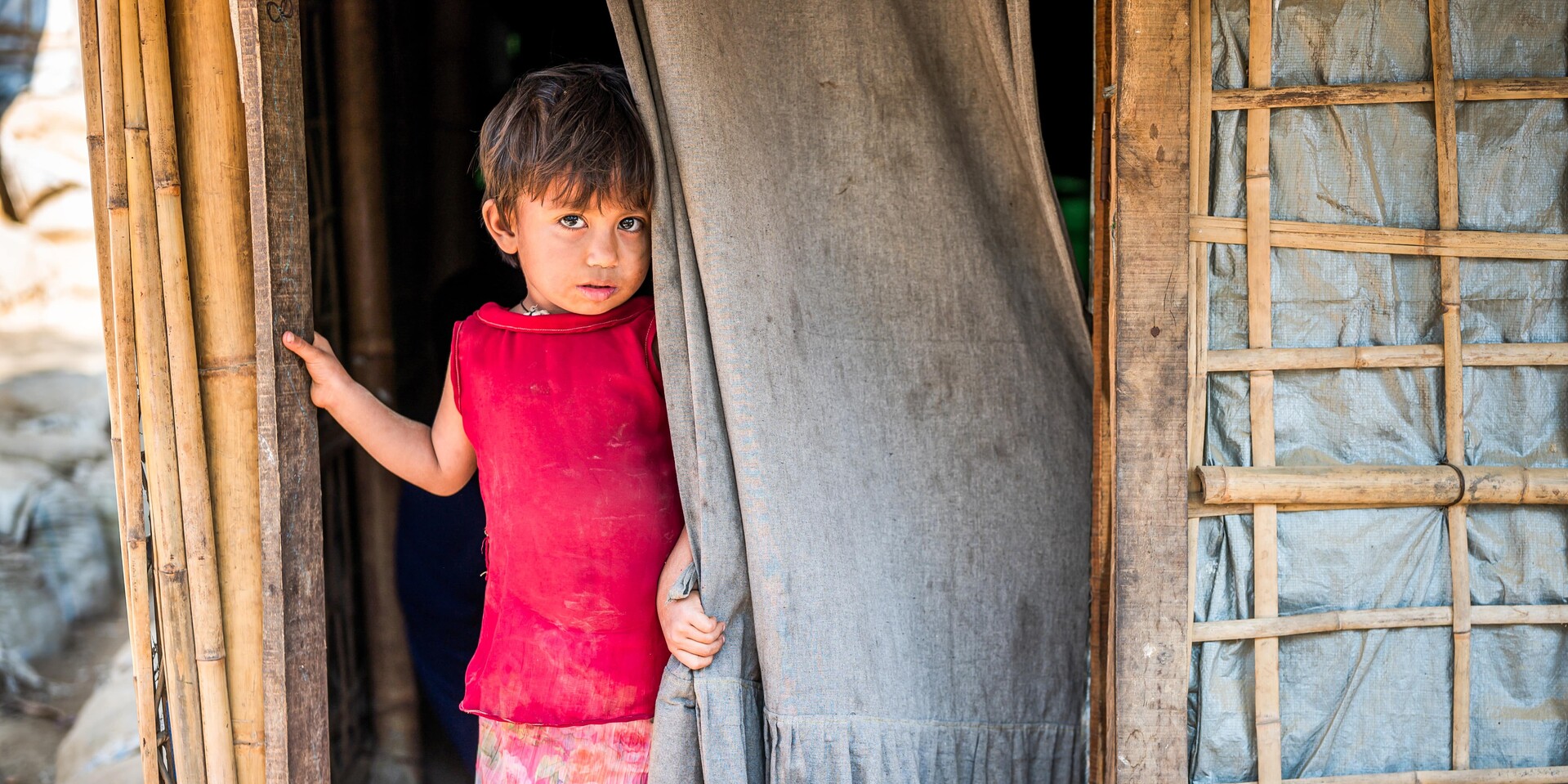 Ein kleines Mädchen lebt im Flüchtlingslager Cox's Bazar