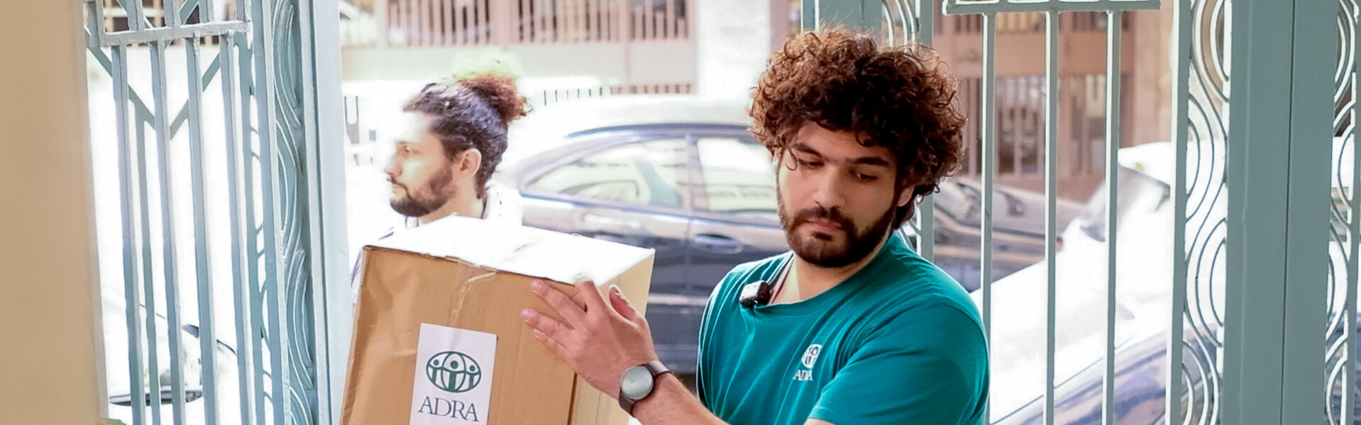 Ein Mitarbeiter der Hilfsorganisation ADRA verteilt ein Hilfspaket im Libanon Ein Mitarbeiter der Hilfsorganisation ADRA verteilt ein Hilfspaket im Libanon