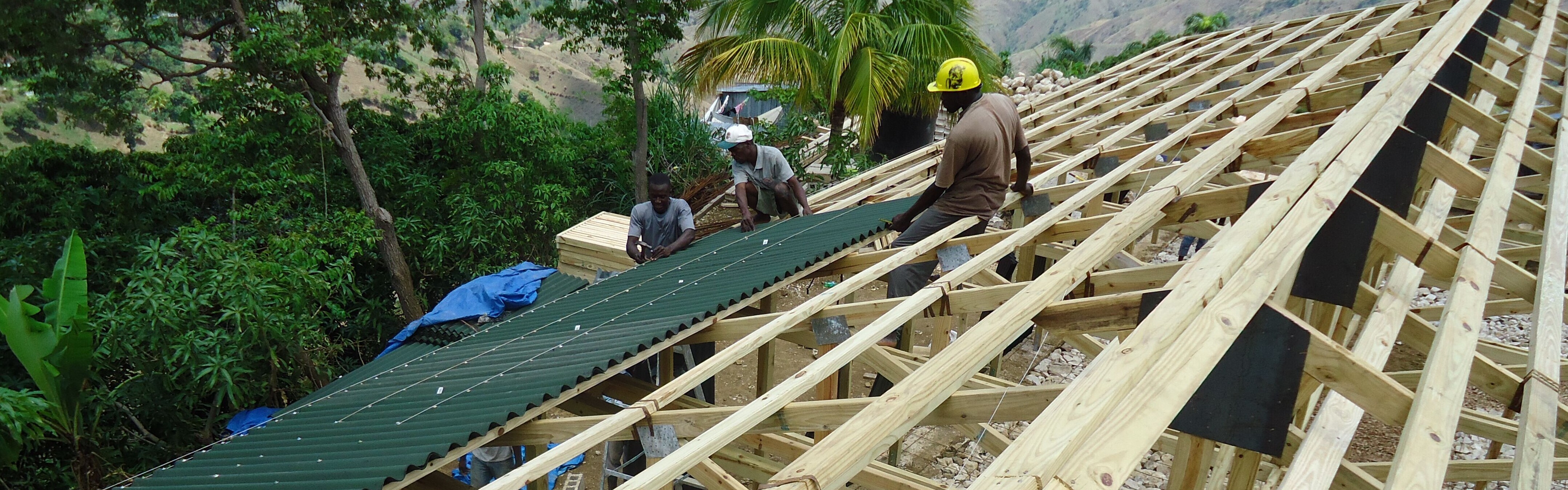 Hilfsprojekt in Haiti: Arbeiter beim Bau einer Schule