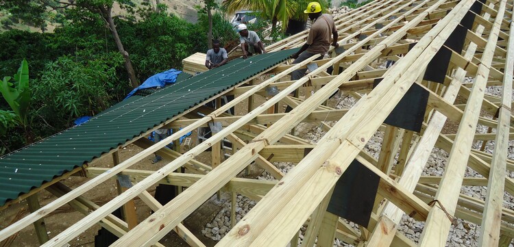 Hilfsprojekt in Haiti: Arbeiter beim Bau einer Schule