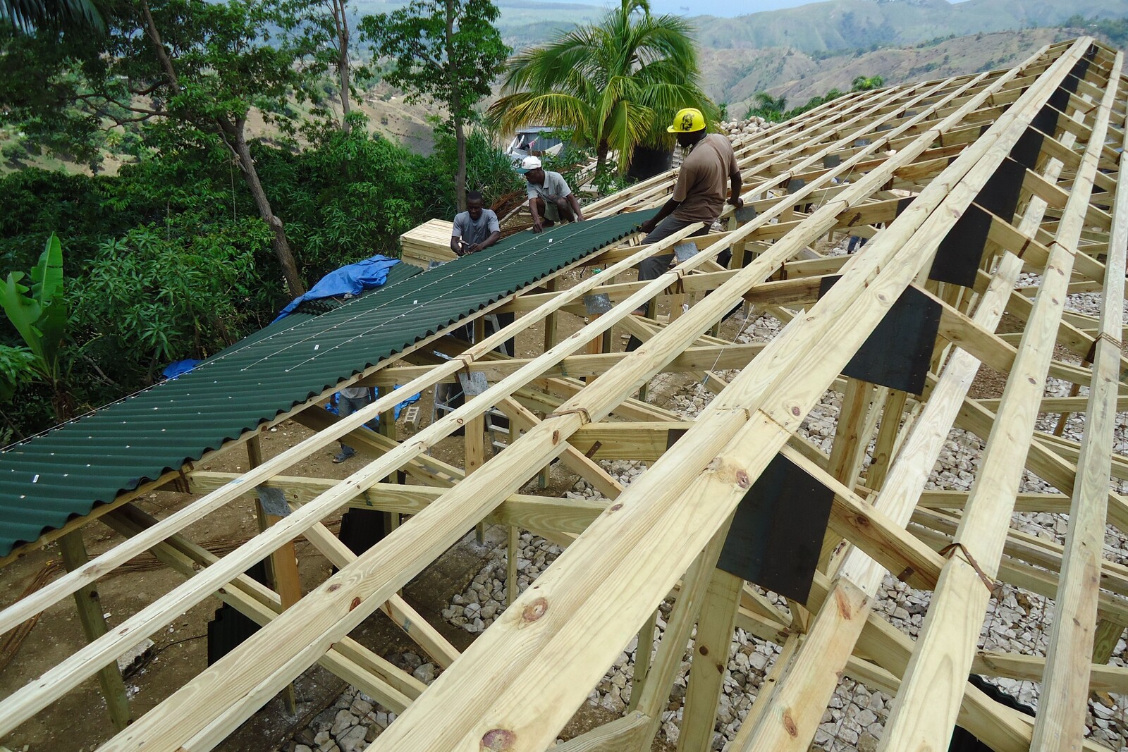 Hilfsprojekt in Haiti: Arbeiter beim Bau einer Schule