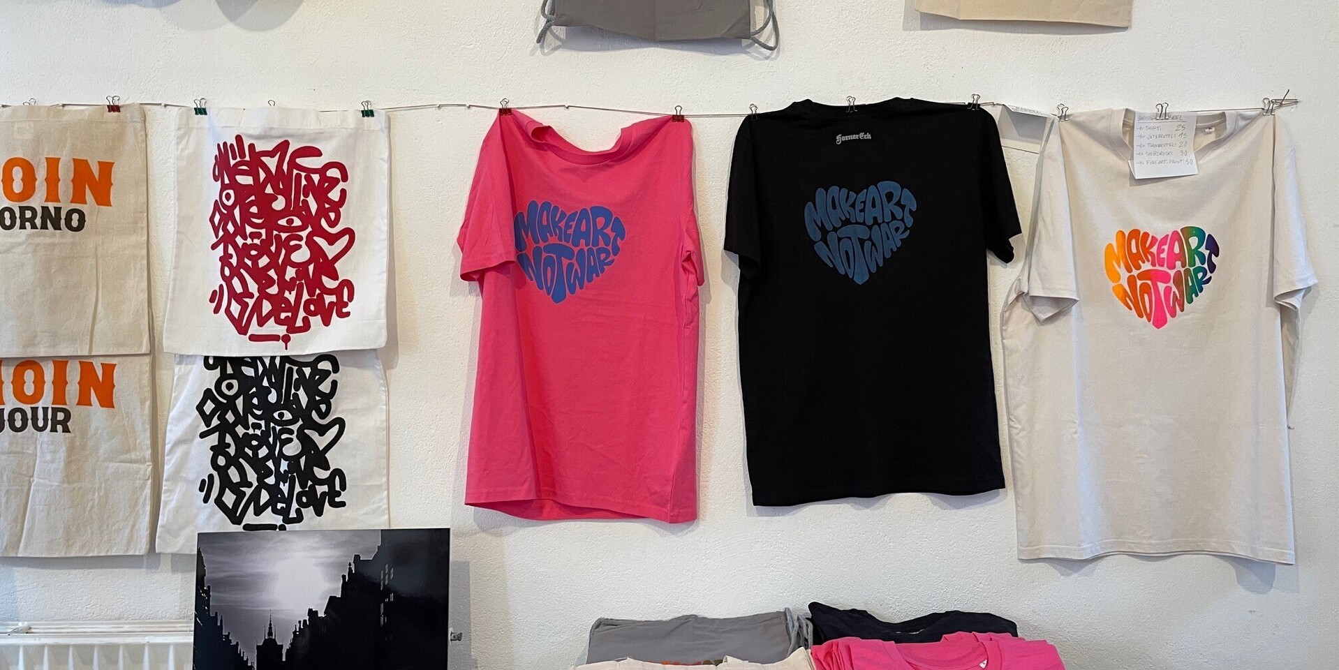 Bemalte T-Shirts und Taschen für die Ukraine-Hilfe Bemalte T-Shirts und Taschen für die Ukraine-Hilfe